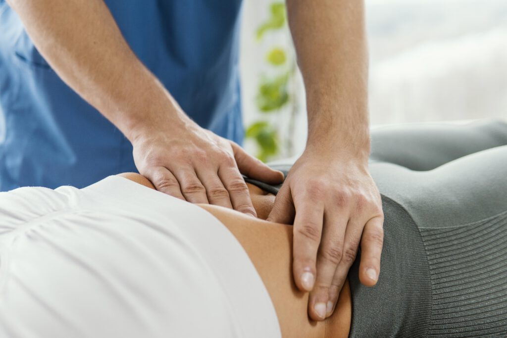 Physiotherapie am Bauch mit Druckmassage
