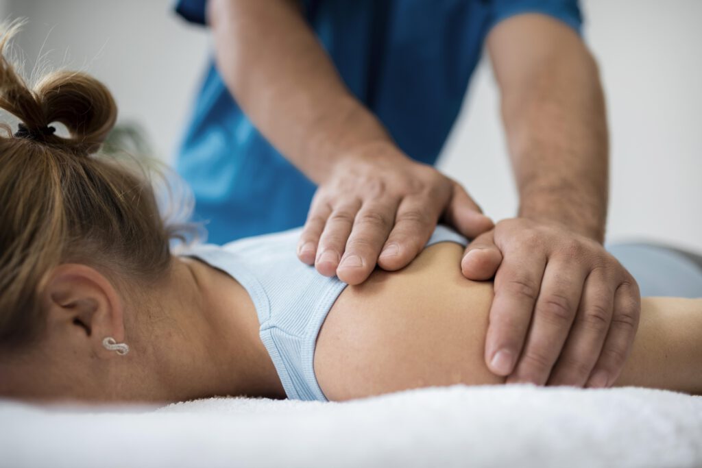 Physiotherapie am Rücken mit Massage