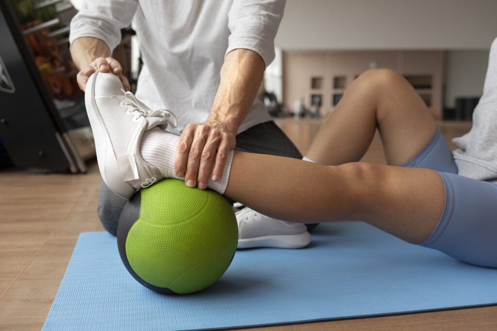 Physiotherapie am Bein mit Geräten
